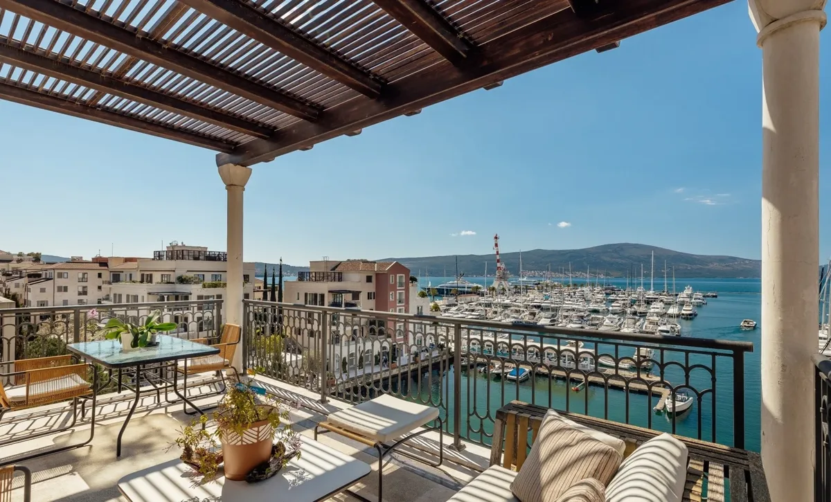 Tara waterfront penthouse with a private rooftop pool 5