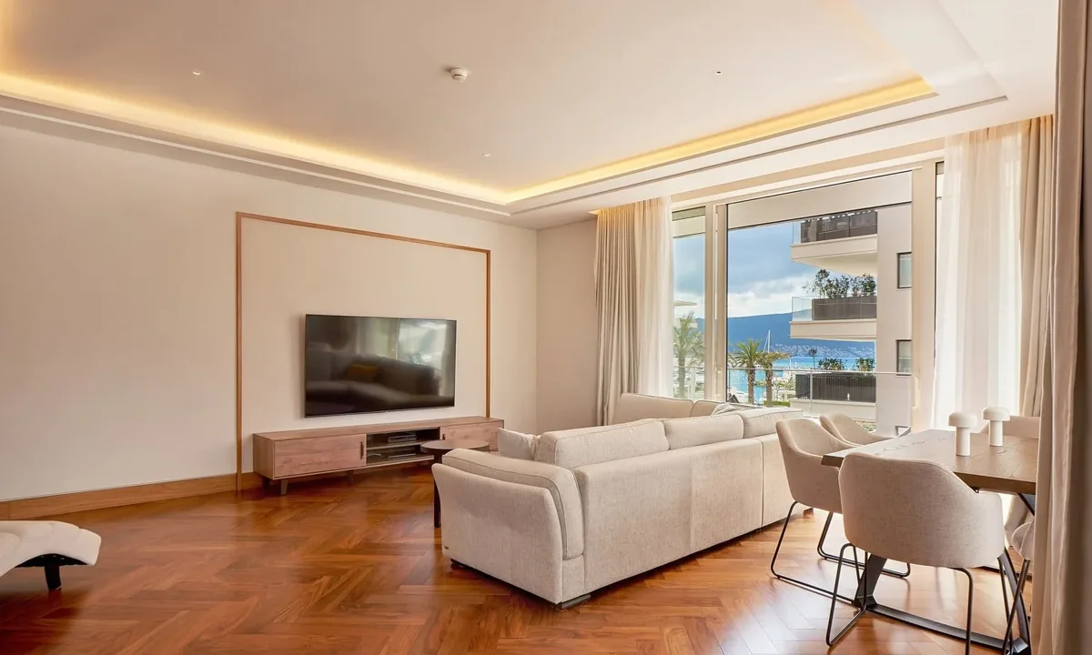 Corner two-bedroom Elena residence with sea views 8