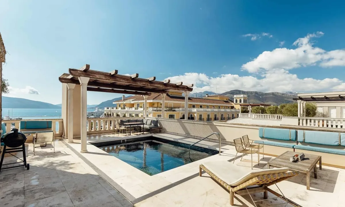 Tara waterfront penthouse with a private rooftop pool 3