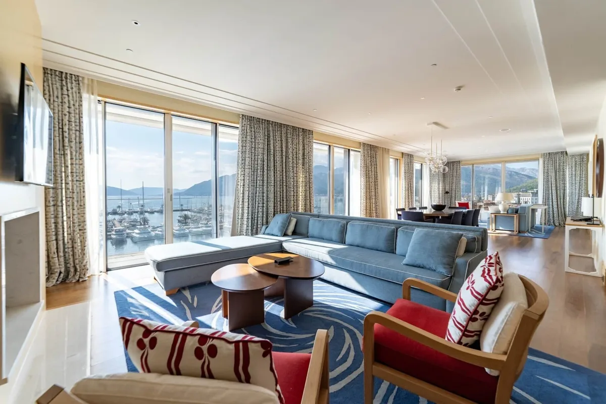 Waterfront Baia penthouse with lift access to both levels 5