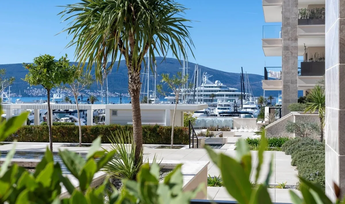 Three-bedroom Baia residence beside the pool 2