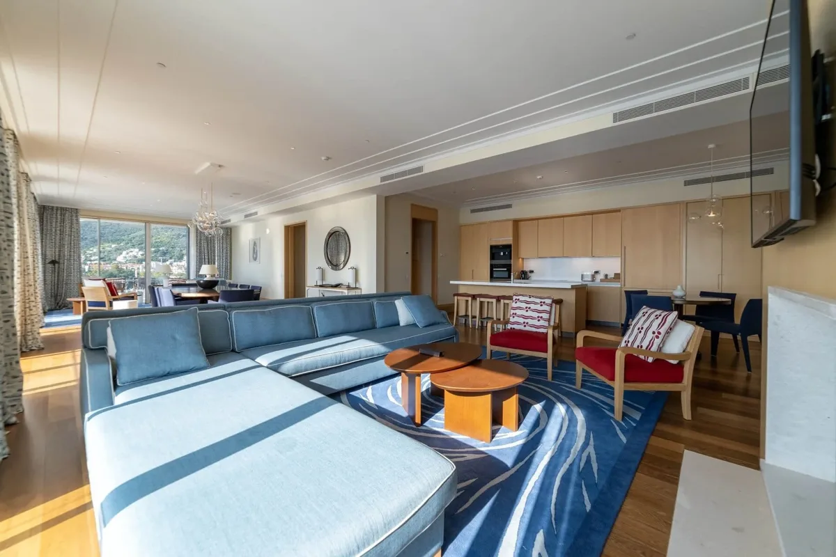 Waterfront Baia penthouse with lift access to both levels 6