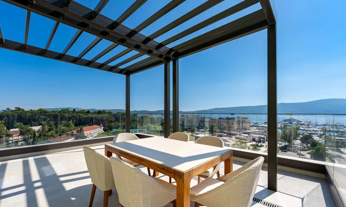 Two-bedroom duplex penthouse in Alba 8