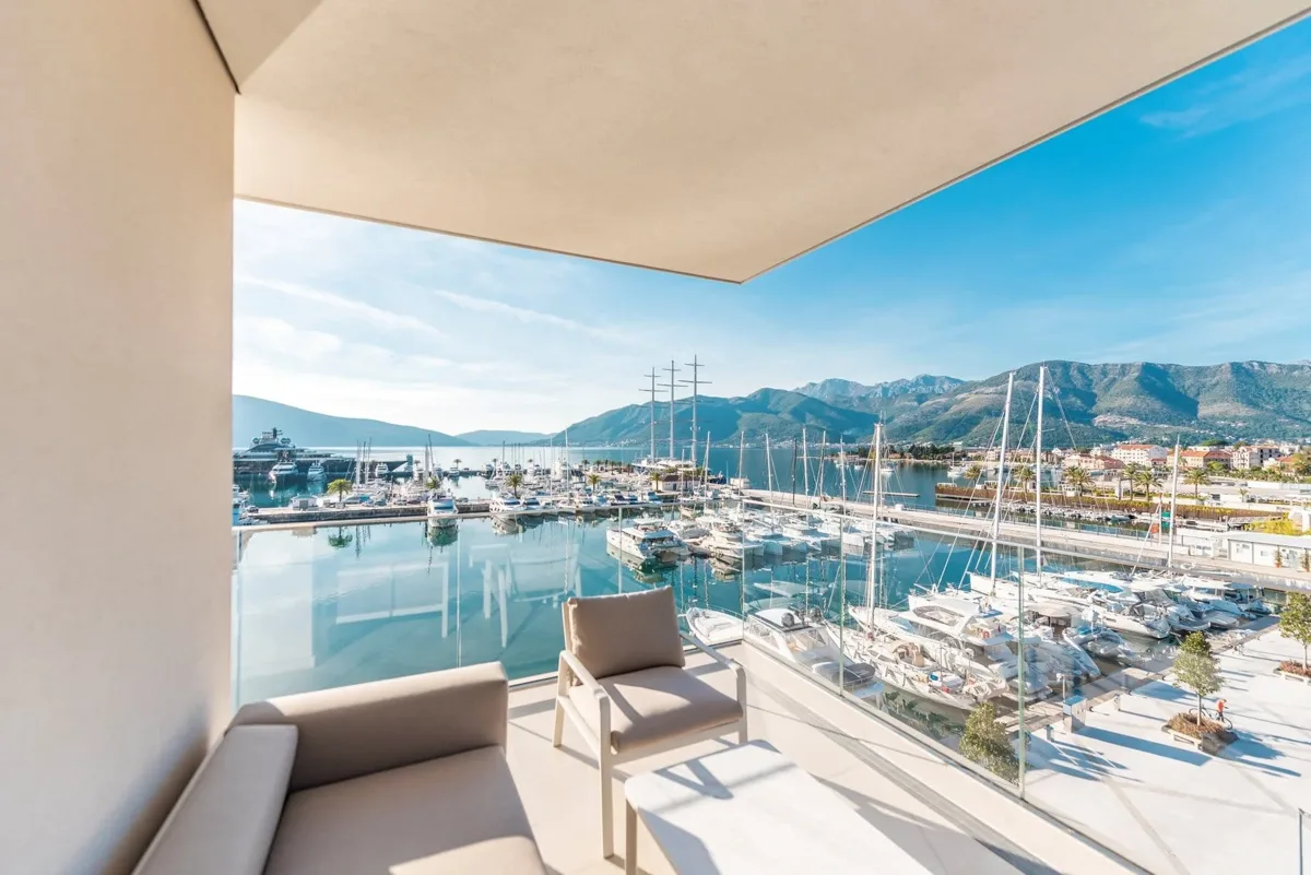 Two-bedroom Baia apartment overlooking the marina 3