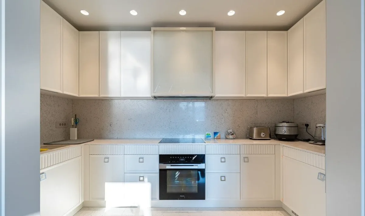Three-bedroom Zeta penthouse with rooftop pool access 7