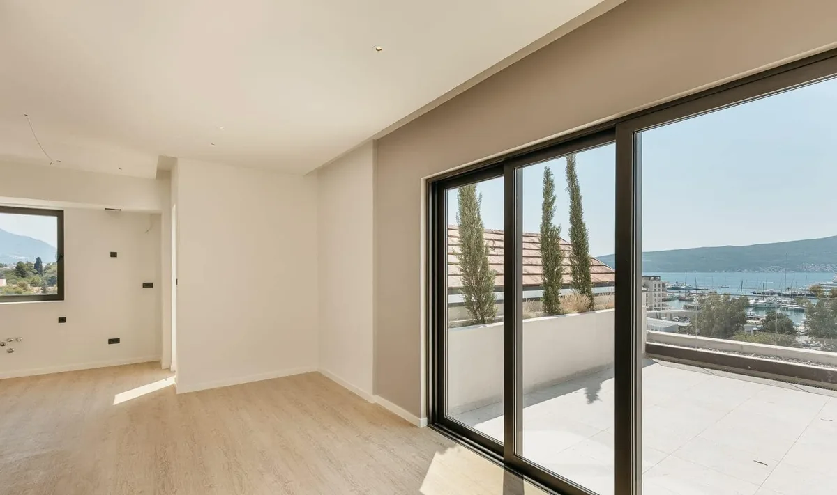 One-bedroom Thea residence with panoramic sea views 5