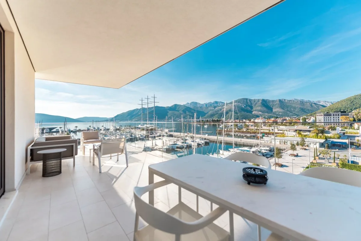 Two-bedroom Baia apartment overlooking the marina 2