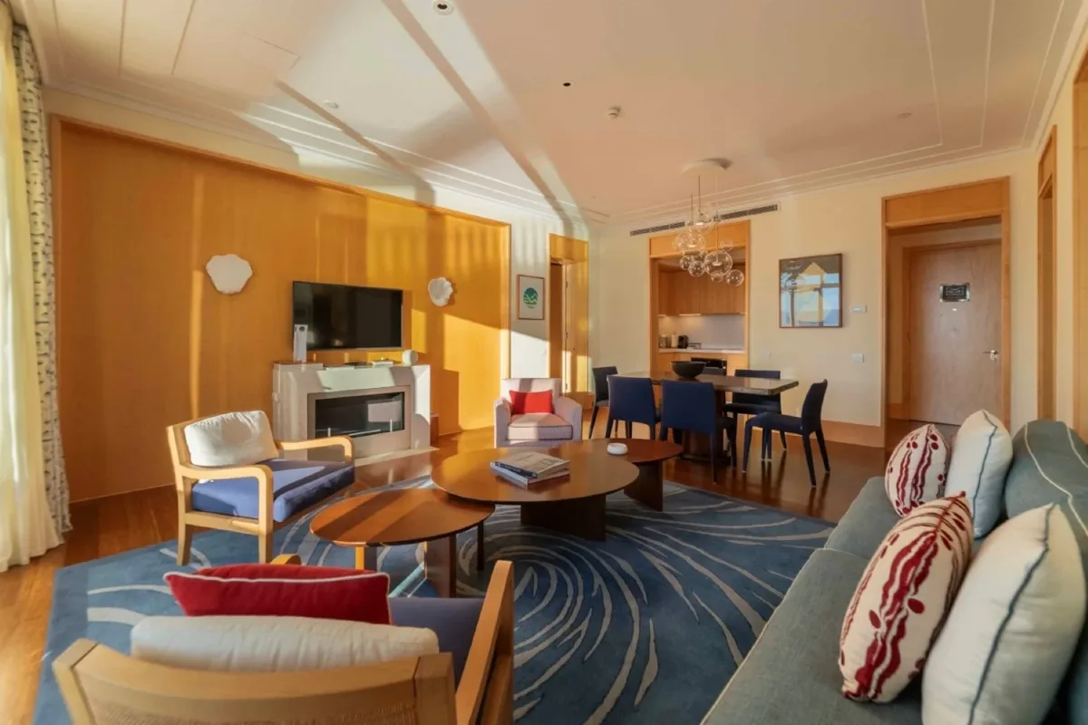 Two-bedroom waterfront apartment in Aqua 7