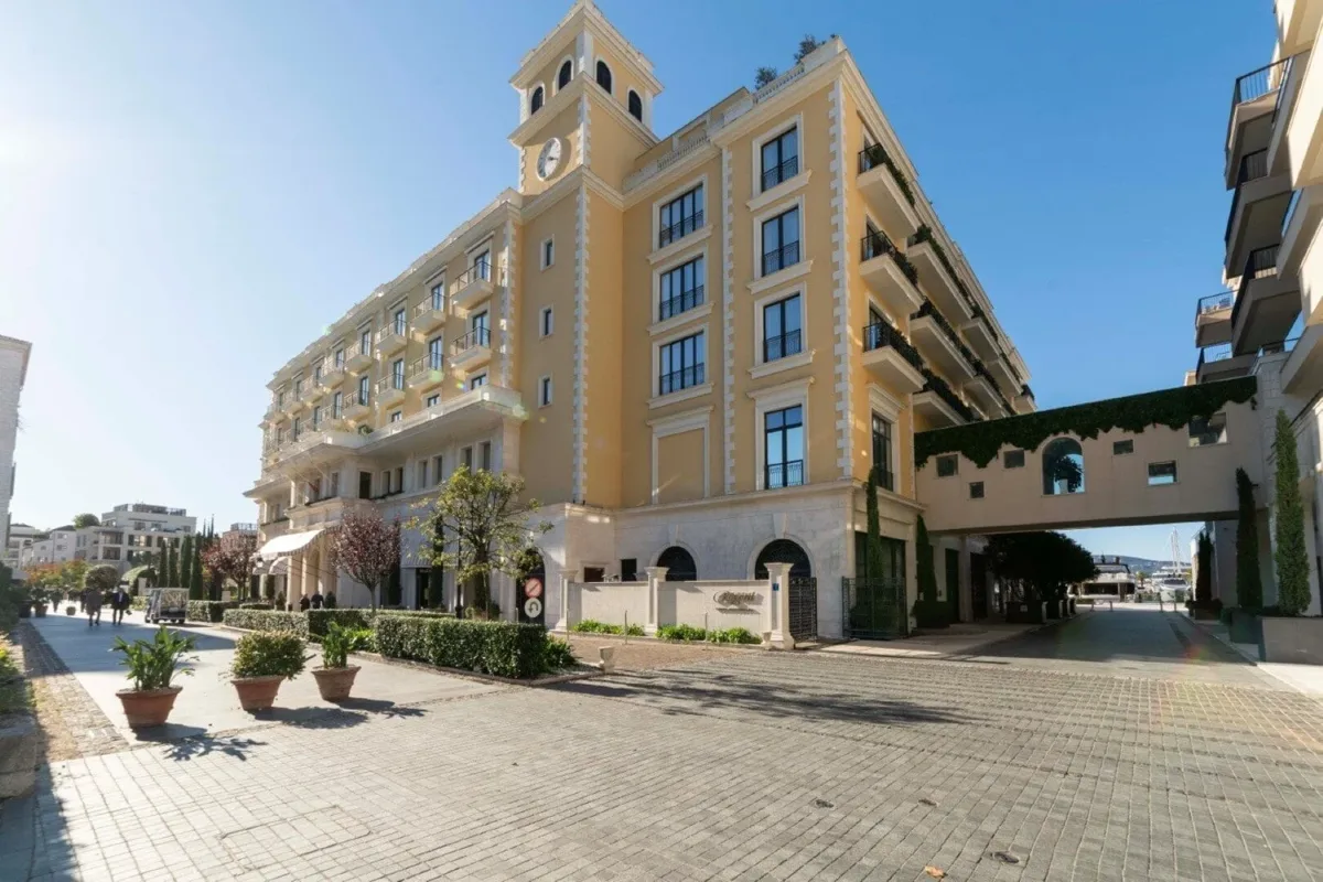 Two-bedroom waterfront apartment in Aqua 3
