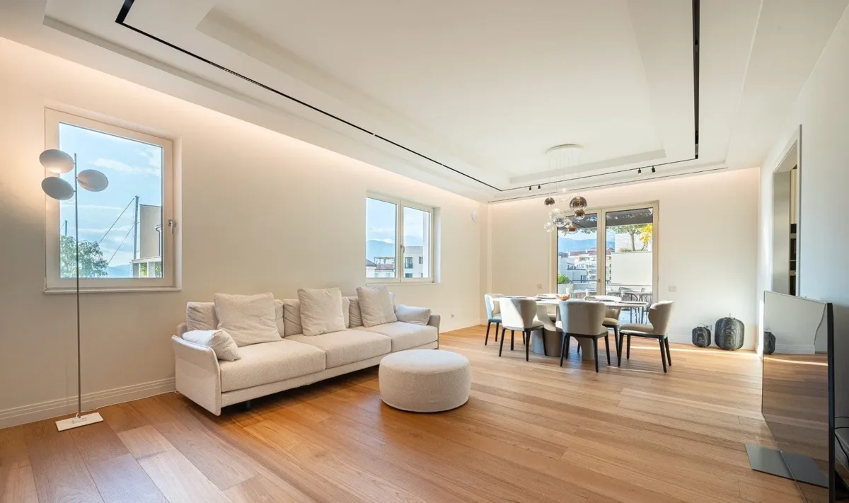 Three-bedroom Zeta penthouse with rooftop pool access 4