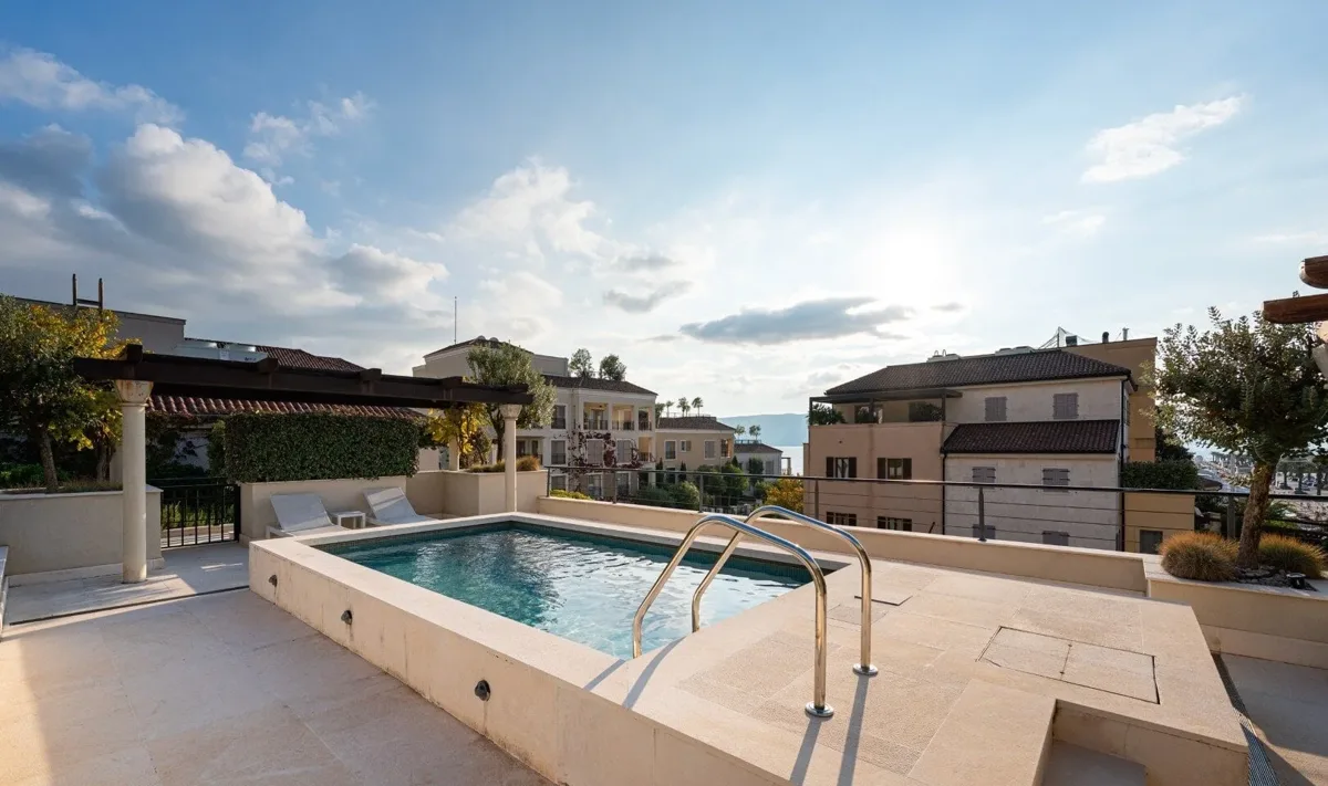 Three-bedroom Zeta penthouse with rooftop pool access 2